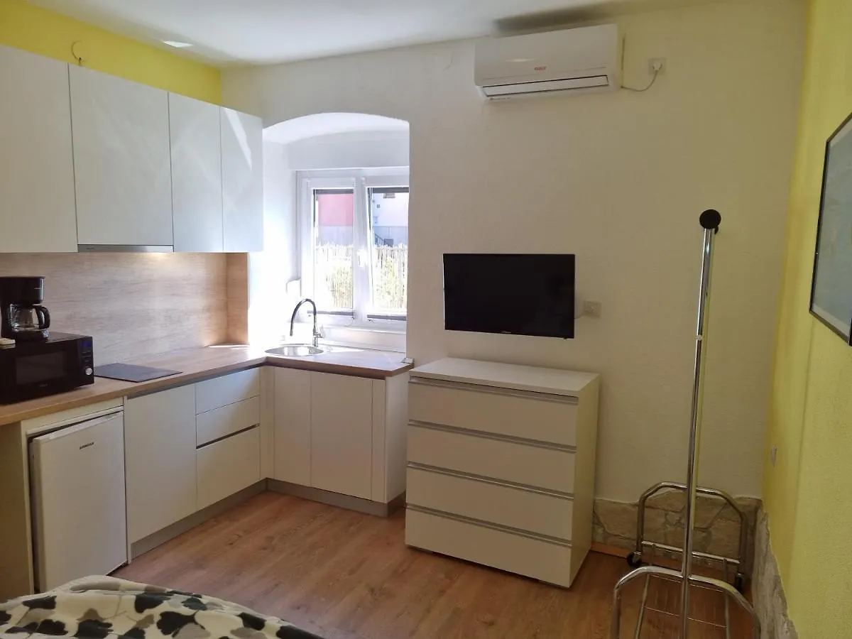 Lory Apartment Pula 0*,